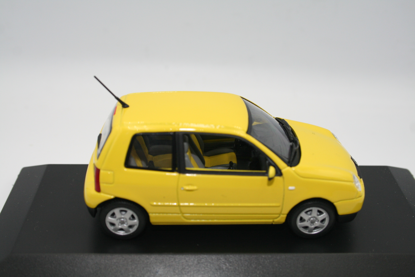 VW Volkswagen Lupo 1998 Yellow 1:43 Minichamps 430 058104